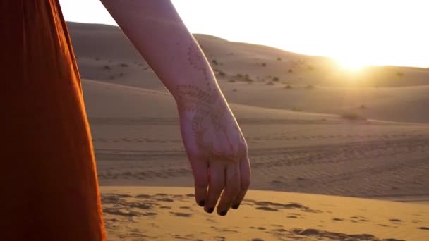 Henna Tatuering Händer Ung Kvinna Vid Solnedgången Öknen Marocko — Stockvideo