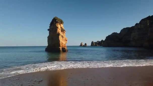 Niski Kąt Widzenia Spokojnej Wody Morskich Formacji Skalnych Plaży Lagos — Wideo stockowe