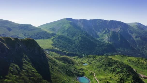 Widok Góry Płaskowyżu Jeziorami Wśród Zielonych Łąk Świetle Słonecznym — Wideo stockowe