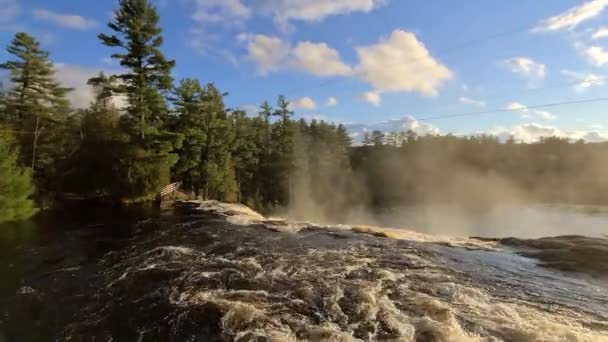 オンタリオ州ブレイセブリッジのムスコカ川の有名な滝 — ストック動画