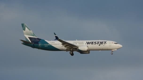 Aviones Westjet Con Tren Aterrizaje Listo Para Aterrizaje Toronto — Vídeo de stock