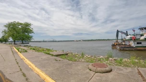 Pov Fährt Langsam Ufer Des Mississippi Entlang Vorbei Einem Kleinen — Stockvideo