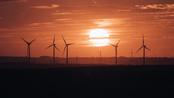 Turbinas Eólicas Nos Campos Pôr Sol Nuvens Escuras Vibrante Céu — Vídeo de Stock