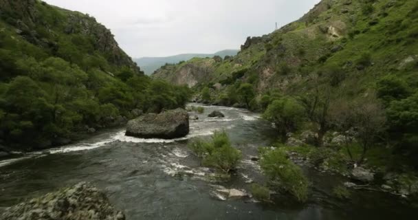 Rocky River Fließt Den Großen Kaukasus Bergen Fuße Des Tmogvi — Stockvideo