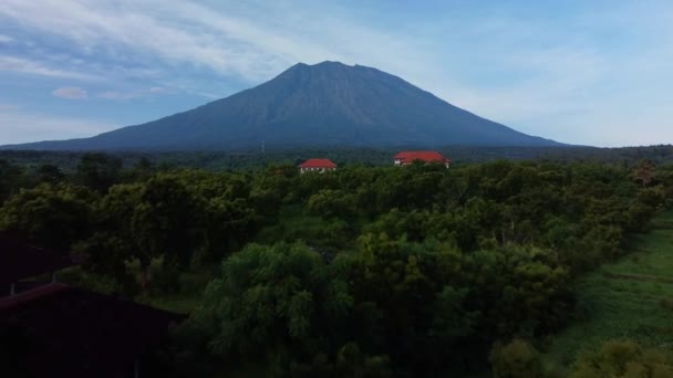 Agung Dağı Nın Arka Planına Sahip Tropikal Bir Köyün Üzerinde — Stok video