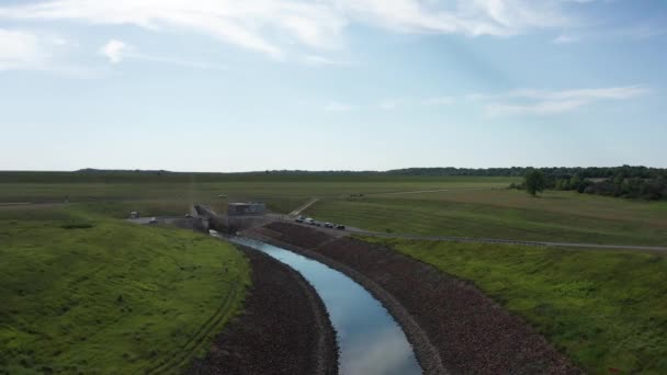 Laag Luchtschot Boven Wakarusa River Bij Clinton Lake Dam Kansas — Stockvideo