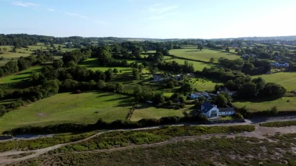 Flygfoto Reser Sig Ovanför Traeth Coch Pentraeth Walesisk Landsbygd Sumpmark — Stockvideo