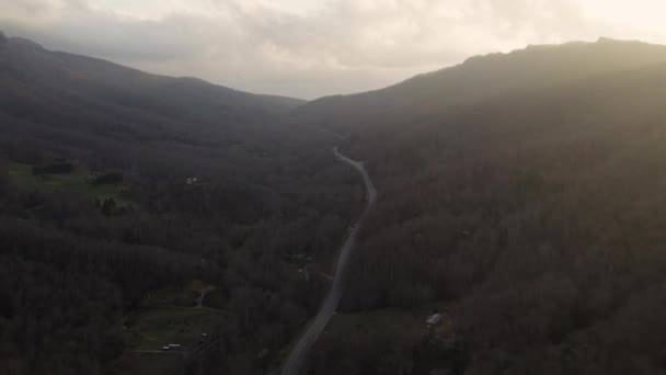 Drone Etablerar Bild Landsbygden Dal Mellan Berg Med Enda Väg — Stockvideo