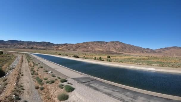 Aqueduc Plein Eau Protégeant Les Ressources Naturelles Palmdale Californie Survol — Video