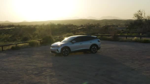 Coche Eléctrico Brillando Desierto Sonora Plano Panorámico Hermoso Lujo Bosque — Vídeo de stock