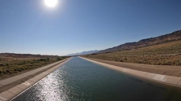 Létání Akvaduktu Dopravujícím Vodu Přes Vyprahlou Krajinu Jižní Kalifornie — Stock video