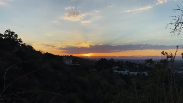Senderismo Vista Puesta Sol Detrás Las Montañas Contra Cielo Azul — Vídeo de stock