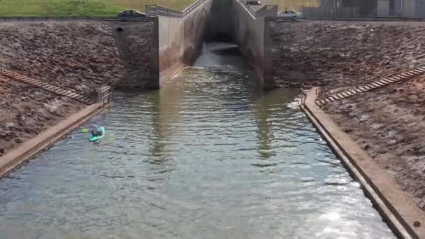 Baixa Mosca Aérea Inclinando Para Cima Tiro Kayakers Rio Wakarusa — Vídeo de Stock