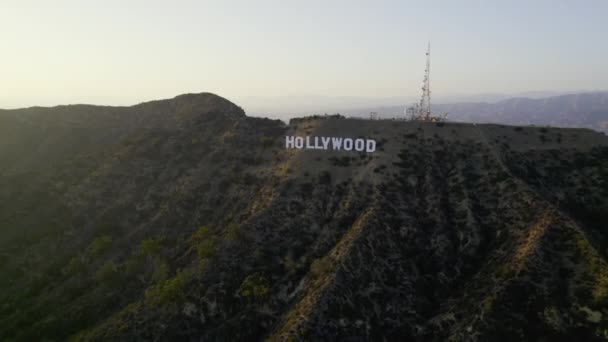 Vue Aérienne Loin Emblématique Panneau Hollywoodien Belle Soirée Los Angeles — Video