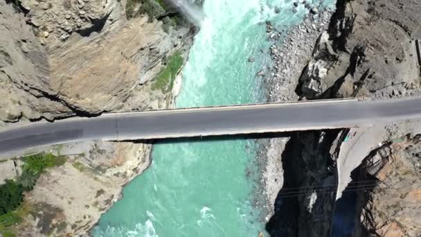 Drónlövedék Türkiz Kék Folyóról Ami Karakoram Hegység Hídja Alatt Folyik — Stock videók