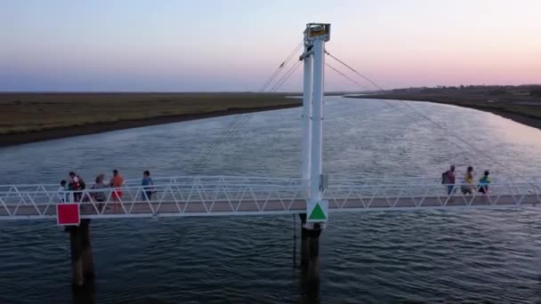 Persone Che Camminano Sul Ponte Trilho Barril Tramonto Colorato Tavira — Video Stock