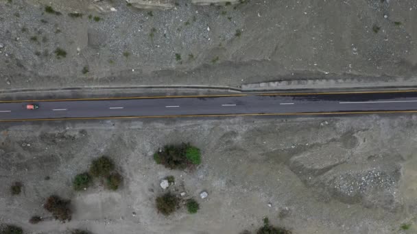 Lanzamiento Dron Ángulo Descendente Tuk Tuk Conduciendo Una Carretera Pakistán — Vídeo de stock
