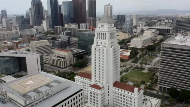 Los Angeles City Hall Com Arranha Céus Centro Pullback Aéreo — Vídeo de Stock