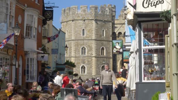 Compradores Comensales Disfrutan Día Windsor Church Street Frente Castillo Día — Vídeo de stock