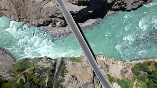 Drone Tiro Água Azul Turquesa Rio Fluindo Sob Uma Ponte — Vídeo de Stock