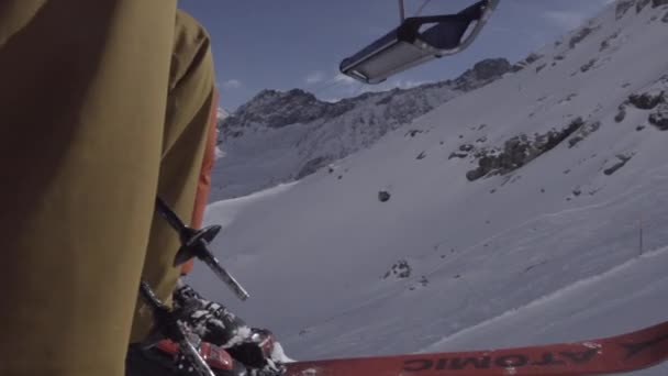 Ανάβαση Αναβατήρες Σκι Βάση Πίστα Σκι Και Σκιέρ Που Κατεβαίνουν — Αρχείο Βίντεο