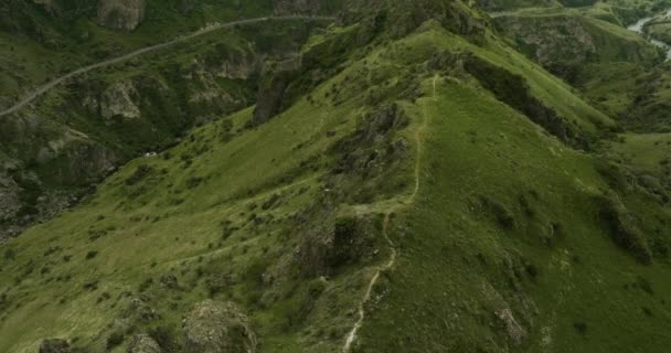 Reveló Ruinas Piedra Fortaleza Tmogvi Cerca Ciudad Medieval Región Georgiana — Vídeos de Stock