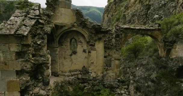 Pullback Weathered Rocks Tmogvi Fortress Ruins Aspindza Georgia Letecký Snímek — Stock video
