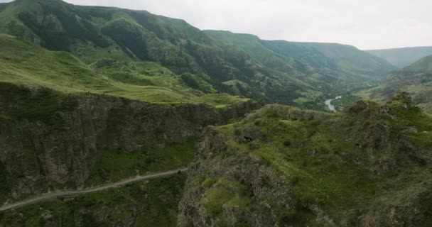 Drohne Über Steilem Gebirge Offenbarte Den Kura Fluss Tmogvi Georgien — Stockvideo