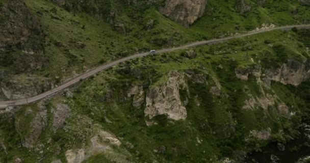 Автомобиль Путешествующий Дороге Вардзию Недалеко Разрушенной Крепости Тмогви Самцхе Джавахети — стоковое видео