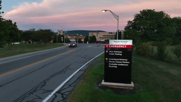 Mount Nittany Medical Center Sign Sjukhuset Ambulansentrén Kvällsantenn — Stockvideo