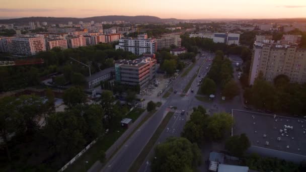 波兰落日时分 在克拉科夫市行驶的车辆寥寥无几 — 图库视频影像