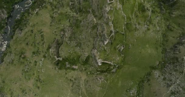 Vista Aérea Las Montañas Escarpadas Sitio Arqueológico Fortaleza Tmkaberd Georgia — Vídeo de stock