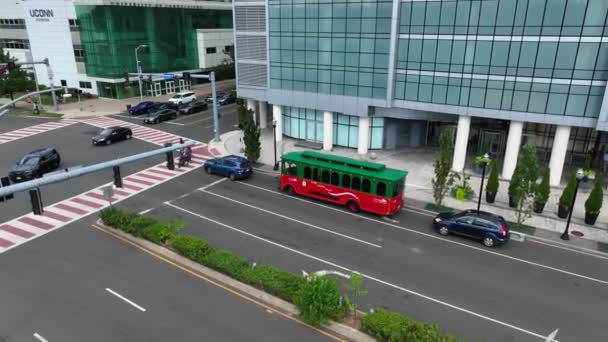 Trolley Bus Pusat Kota Stamford Gedung Kampus Uconn Pemandangan Jalan — Stok Video