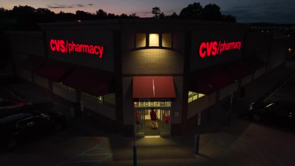Cliente Femenino Entra Farmacia Cvs Pharmacy Por Noche Relleno Acceso — Vídeo de stock