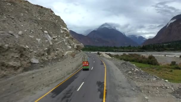 Dramático Drone Tiro Perseguindo Tuk Tuk Estrada Karakoram Paquistão Longo — Vídeo de Stock