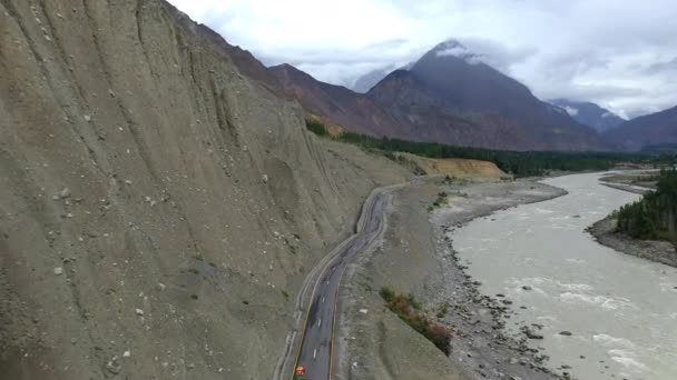 Fotografia Drone Cinematográfico Seguindo Tuk Tuk Rodovia Karakoram Paquistão Longo — Vídeo de Stock