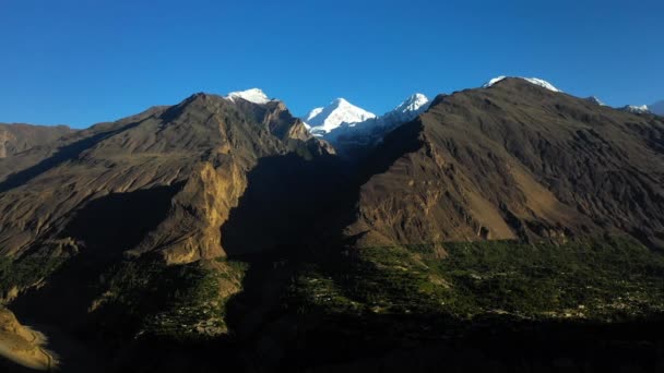 Filmový Dron Zářící Údolí Passu Kužely Hunze Pákistán Zasněžené Vrcholky — Stock video