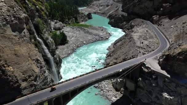 Drone Disparo Agua Azul Turquesa Río Que Fluye Bajo Puente — Vídeo de stock