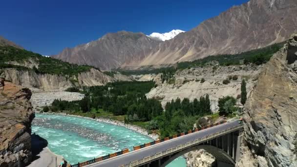 Záběr Tyrkysově Modré Řeky Tekoucí Pod Mostem Pohoří Karakoram Podél — Stock video