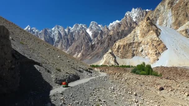 Filmový Dron Pořízený Tuk Tukem Štěrkové Cestičce Dálnici Karakoram Pákistánu — Stock video