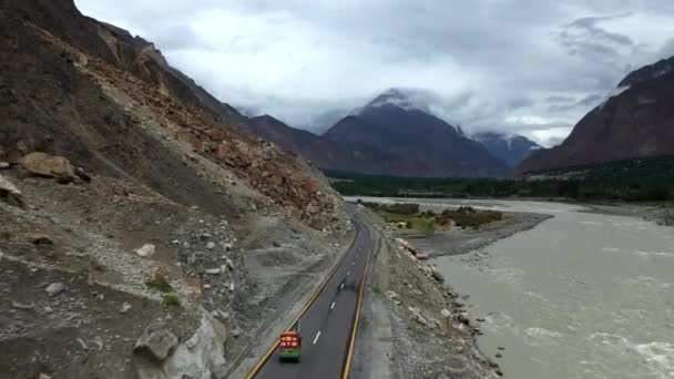 Dramatic Drone Shot Tuk Tuk Karakoram Highway Pakistan Hunza River — Vídeo de Stock