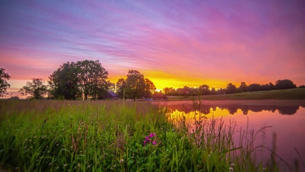 Timelapse Bild Moln Som Passerar Timelapse Över Trästugor Vid Sidan — Stockvideo