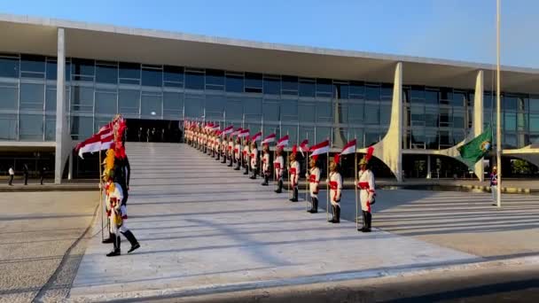 Guardias Honor Presidenciales Alinean Entrada Palacio Planalto Brasilia Brasil — Vídeo de stock