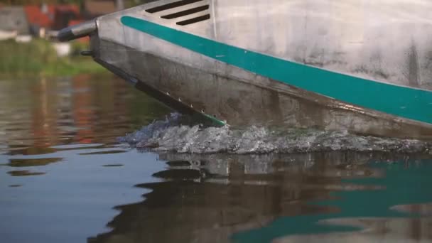 Frente Barco Água Com Onda Arco Câmera Lenta — Vídeo de Stock