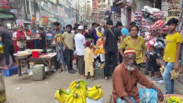 Ein Alter Mann Verkauft Bananen Unter Freiem Himmel Auf Einem — Stockvideo