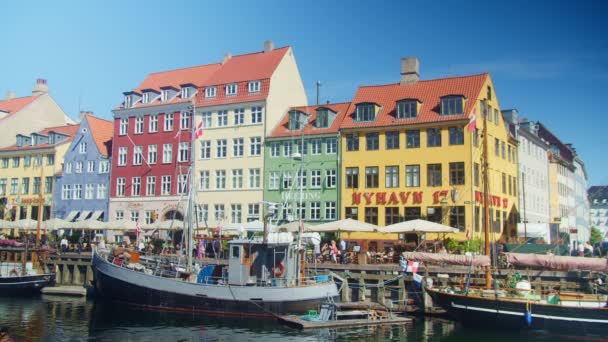 丹麦哥本哈根Nyhavn的居民和游客 — 图库视频影像