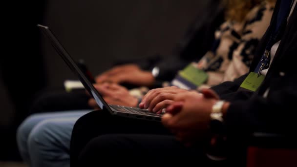 Menschen Mit Laptops Sitzen Bei Firmenveranstaltungen Businesskleidung — Stockvideo