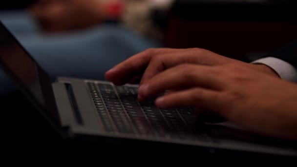 Pengusaha Mengetik Laptop Tangan Dalam Closeup Dengan Ruang Fotokopi — Stok Video