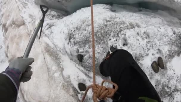 Ein Kristallsuchender Bergsteiger Besteigt Einen Berg Und Überquert Mit Seiner — Stockvideo