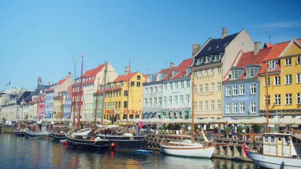 Historiska Och Färgstarka Hus Nyhavn Köpenhamn Danmark — Stockvideo